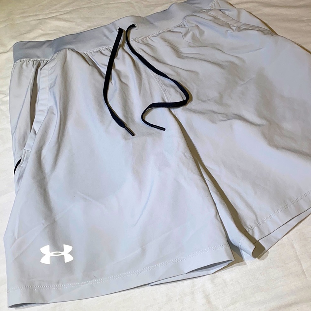 Size Large men’s gray and black Under Armour shorts